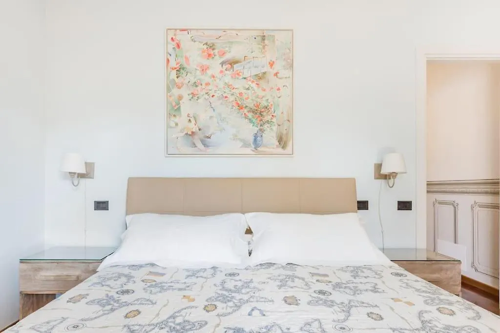 Apartment Spacious, Air Conditioner, Few Minutes To The Castle Malcesine Italy