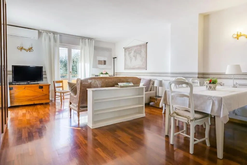 Apartment Spacious, Air Conditioner, Few Minutes To The Castle Malcesine Italy