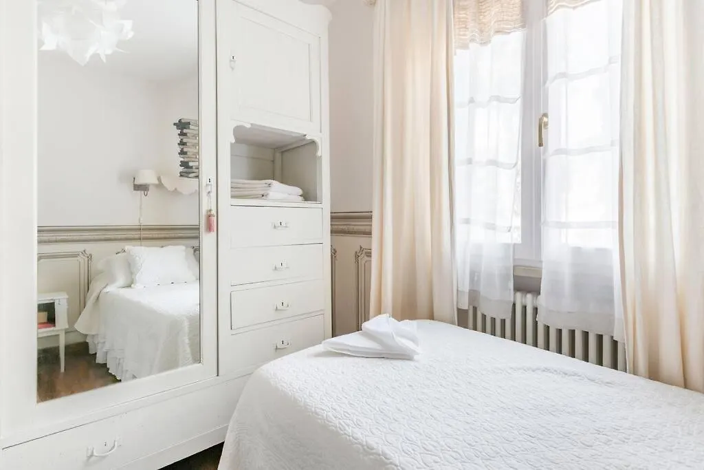 Spacious, Air Conditioner, Few Minutes To The Castle Malcesine Olaszország