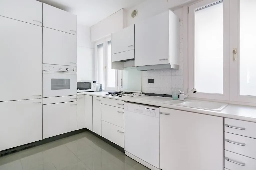 Apartman Spacious, Air Conditioner, Few Minutes To The Castle Malcesine