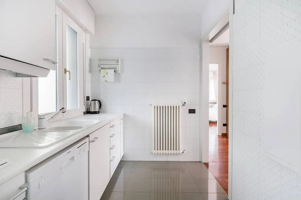 Spacious, Air Conditioner, Few Minutes To The Castle Malcesine